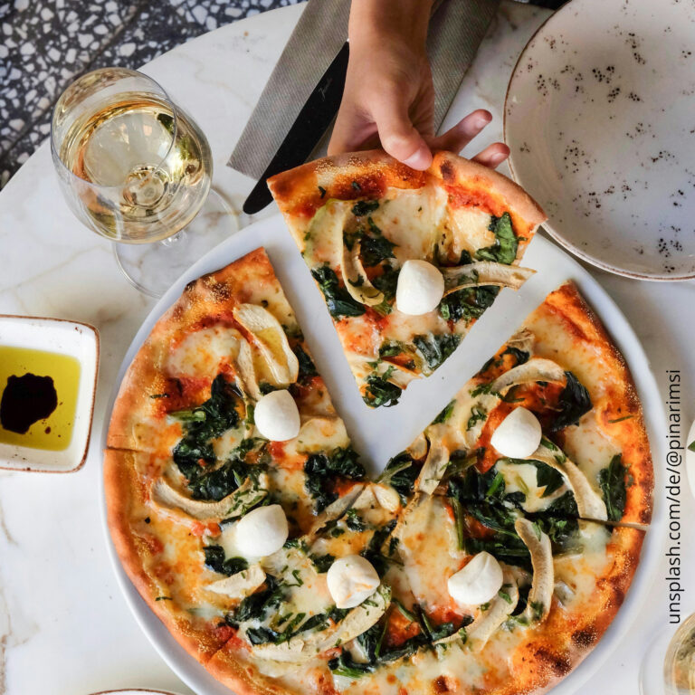 Symbolbild Stammtisch (pinarimsi on unsplash)